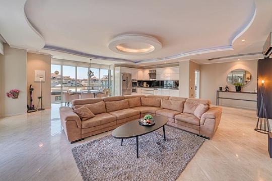Luxury living in Alanya, Oba: 5+1 Duplex apartment for sale in Oba life garden!