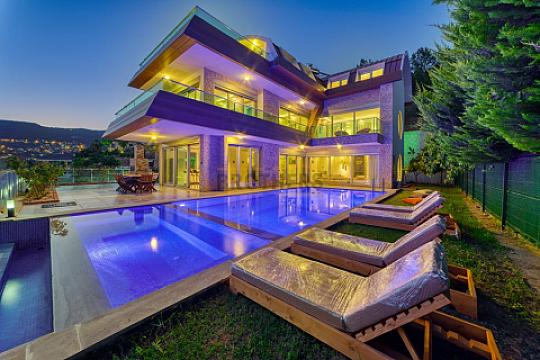 Triplex villa with an amazing view for sale in Bektas, Alanya