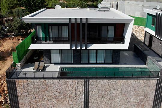 Luxury ready to move in villa for sale with private pool and seaview!