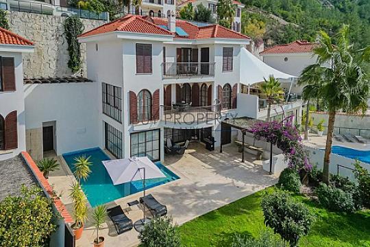 Bohemian styled villa with a breath-taking view!